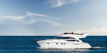 Small,Yacht,Cruising,In,Blue,Sea